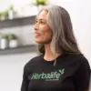 li-happy-woman-in-conversation